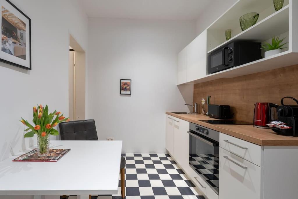Апартаменты Practical 1Br Flat By Center By Hm Вена Экстерьер фото